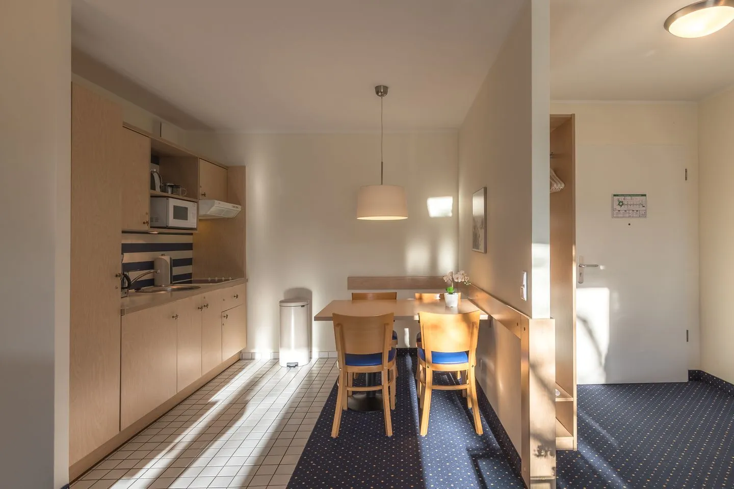 Krosse Krabbe Zingst - Ferienwohnung Krosse Krabbe Blick in die offene Küche mit Essbereich