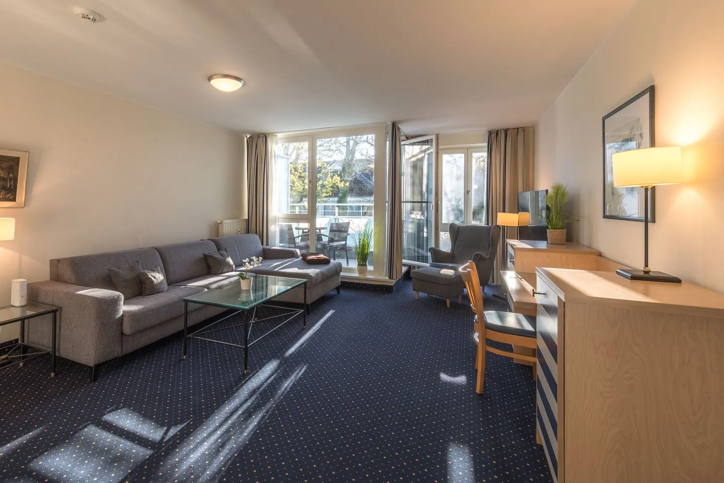 Krosse Krabbe Zingst - Ferienwohnung Krosse Krabbe Blick ins Wohnzimmer mit direktem Zugang zum Balkon
