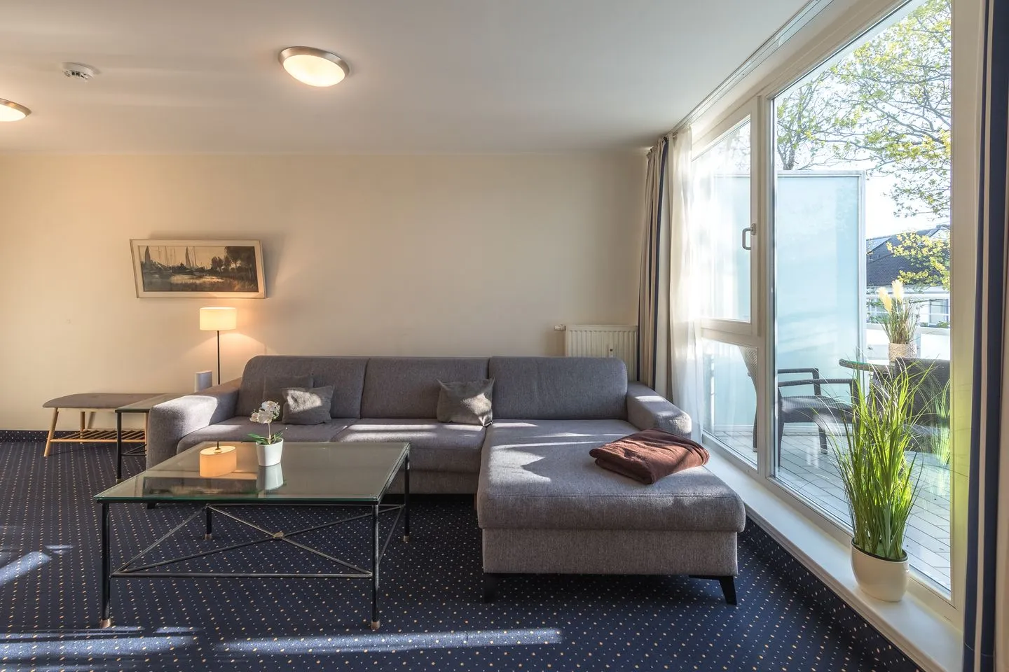Krosse Krabbe Zingst - Ferienwohnung Krosse Krabbe große und gemütliche Couch im Wohnzimmer
