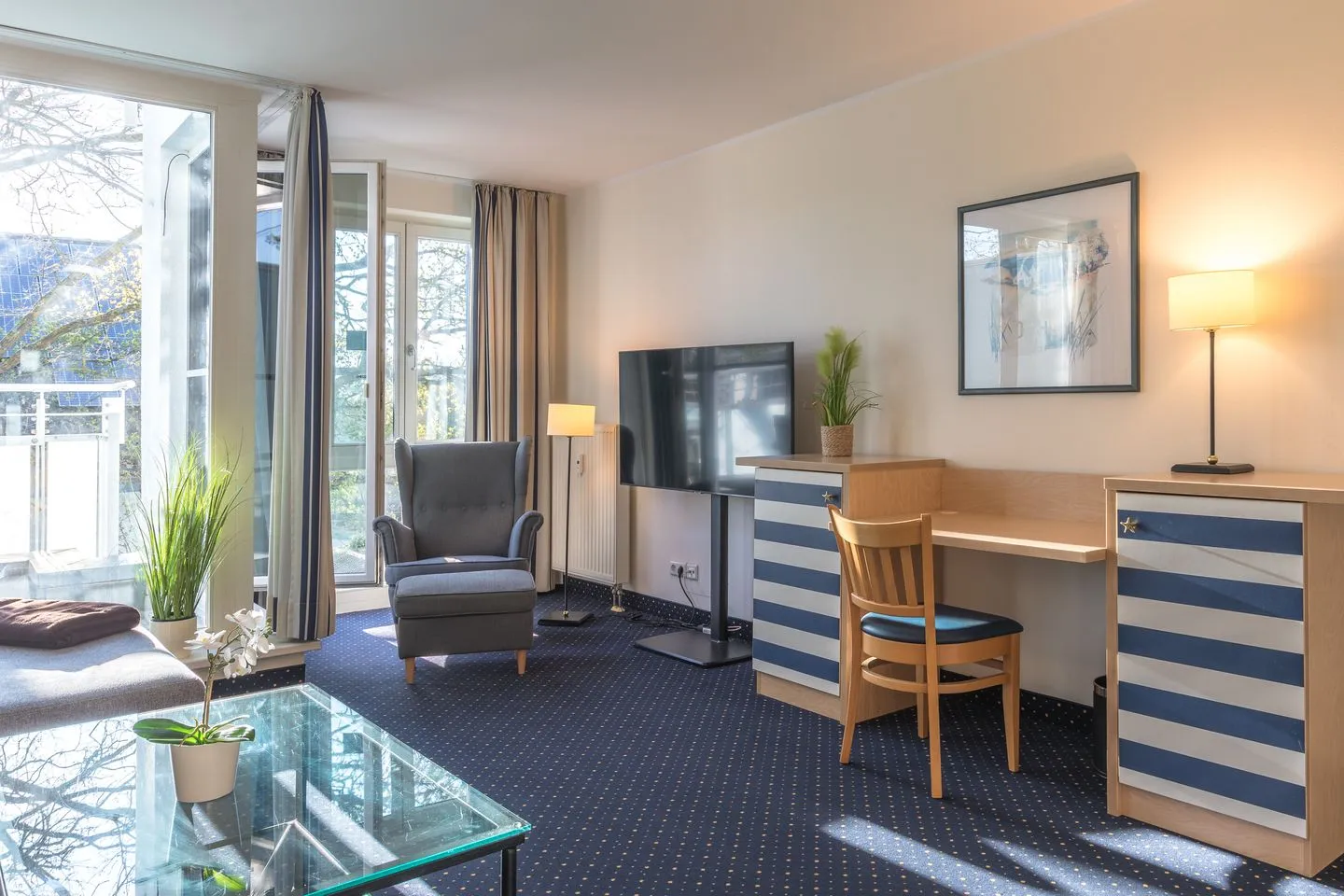 Krosse Krabbe Zingst - Ferienwohnung Krosse Krabbe Blick ins Wohnzimmer mit Sessel und Schreibtisch
