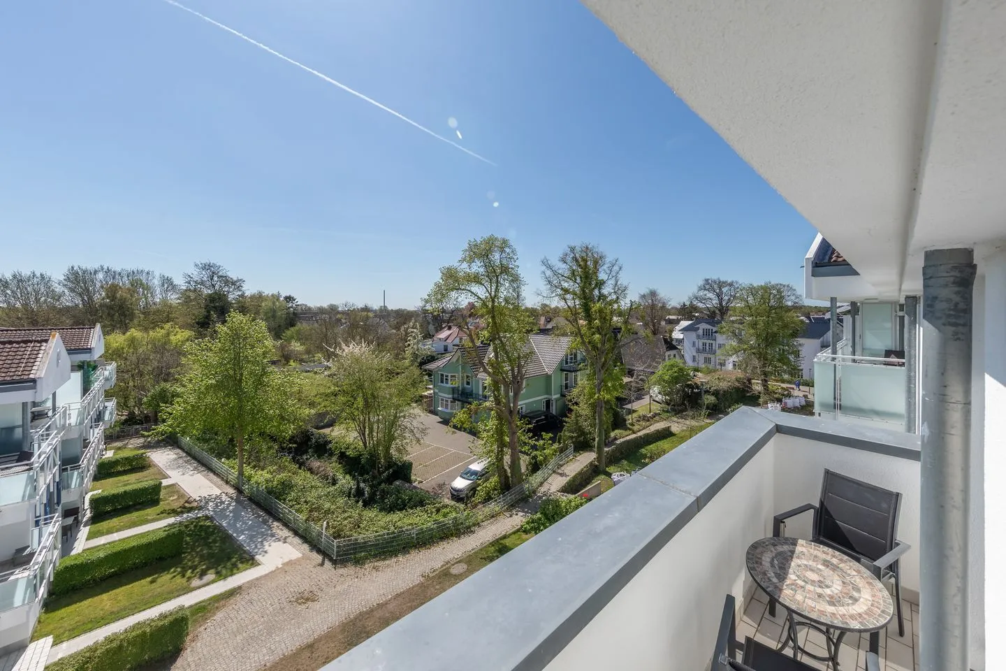 Ostseesonne Zingst - Ferienwohnung Ostseesonne Blick auf den Balkon mit Sitzmöbeln