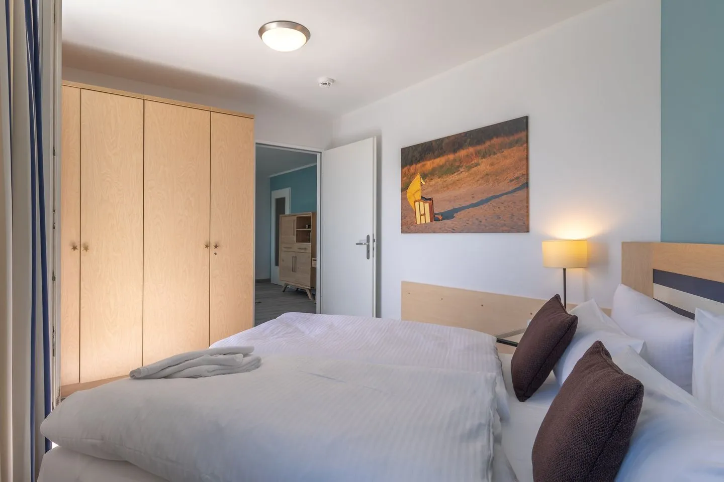 Ostseesonne Zingst - Ferienwohnung Ostseesonne Blick ins Schlafzimmer mit gemütlichem Doppelbett und Kleiderschrank
