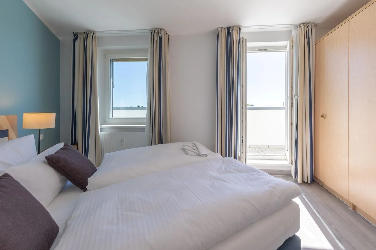Ostseesonne Zingst - Ferienwohnung Ostseesonne Schlafzimmer mit direktem Zugang zum Balkon