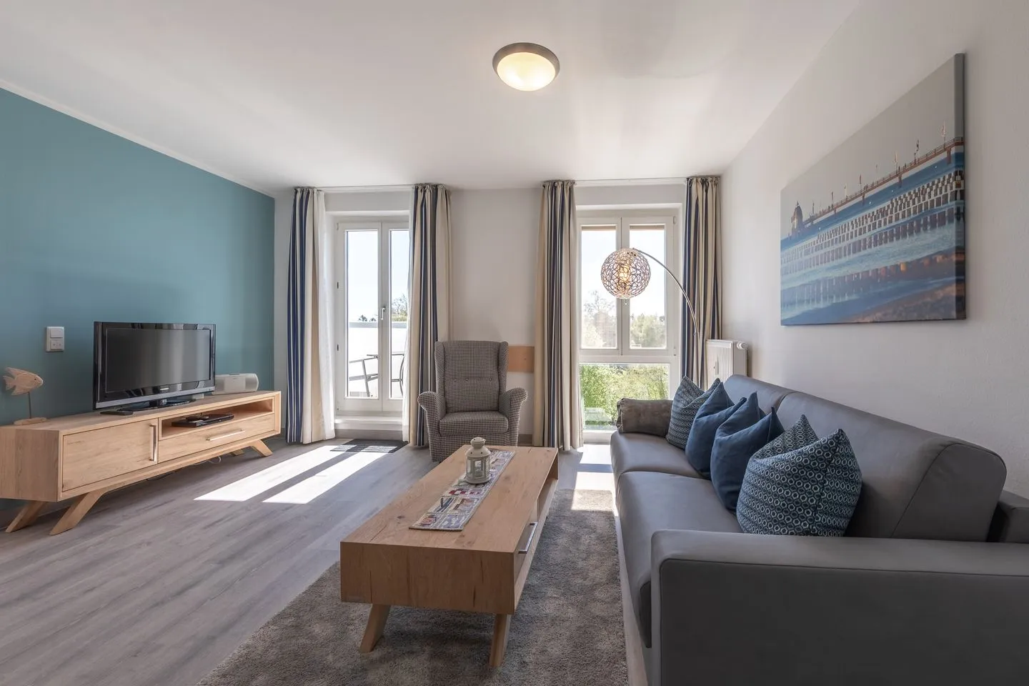 Ostseesonne Zingst - Ferienwohnung Ostseesonne Blick ins Wohnzimmer mit Tv und Couch