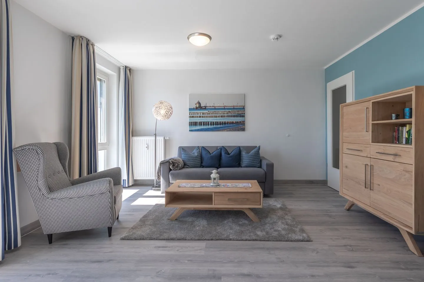 Ostseesonne Zingst - Ferienwohnung Ostseesonne helles Wohnzimmer mit Couch und Sessel