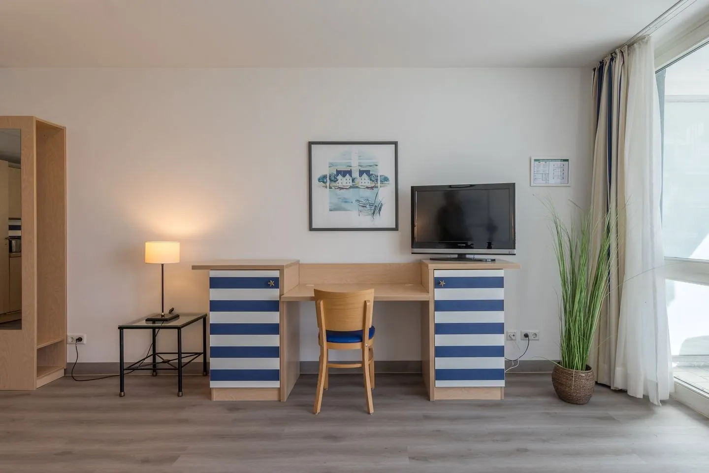Seebär Zingst - Ferienwohnung Seebär in Zingst Blick auf den Arbeitsplatz im Wohnzimmer
