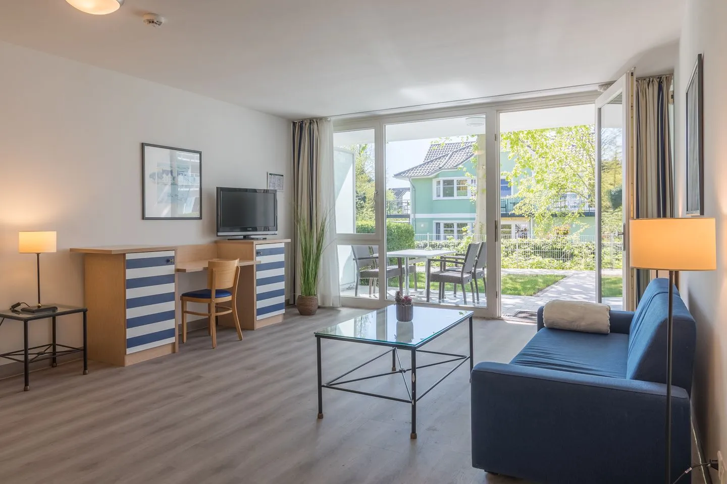 Seebär Zingst - Ferienwohnung Seebär in Zingst Blick ins Wohnimmer mit Zugang zur Terasse