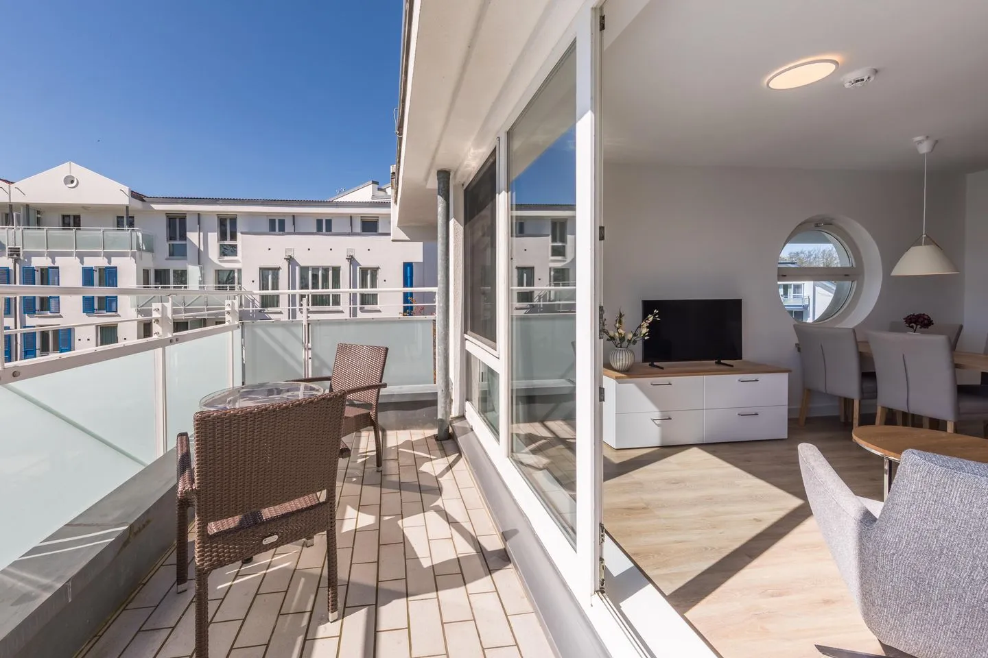 Kleine Freiheit Zingst - Ferienwohnung Kleine Freiheit Zugang zum Balkon über das Wohnzimmer
