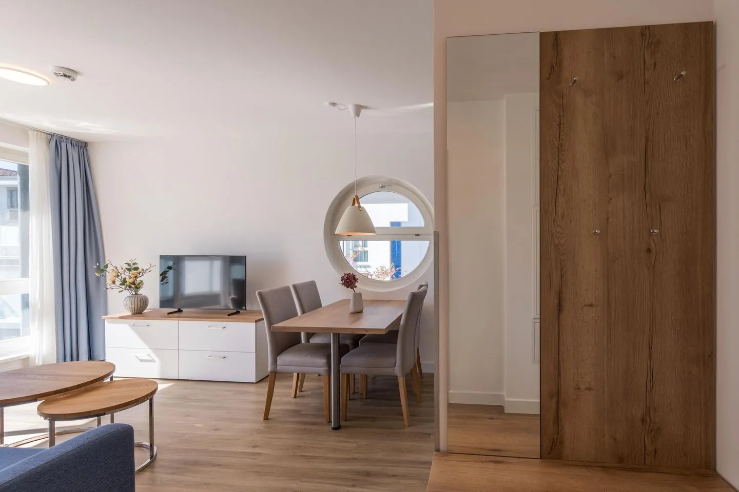 Kleine Freiheit Zingst - Ferienwohnung Kleine Freiheit Blick auf den Esstisch im offenen Wohnbereich
