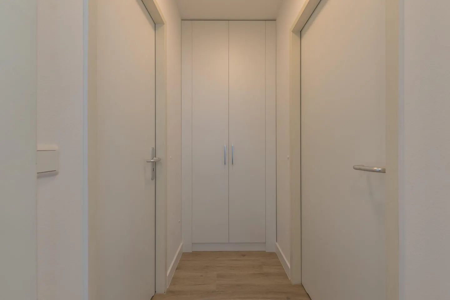 Kleine Freiheit Zingst - Ferienwohnung Kleine Freiheit Blick auf den Flur mit großem Kleiderschrank