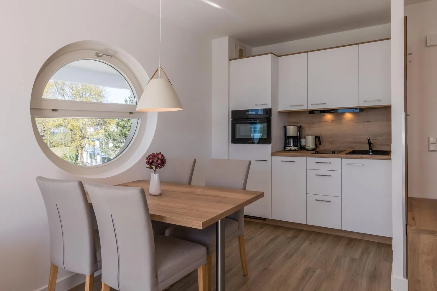 Kleine Freiheit Zingst - Ferienwohnung Kleine Freiheit Küchenzeile mit Essbereich