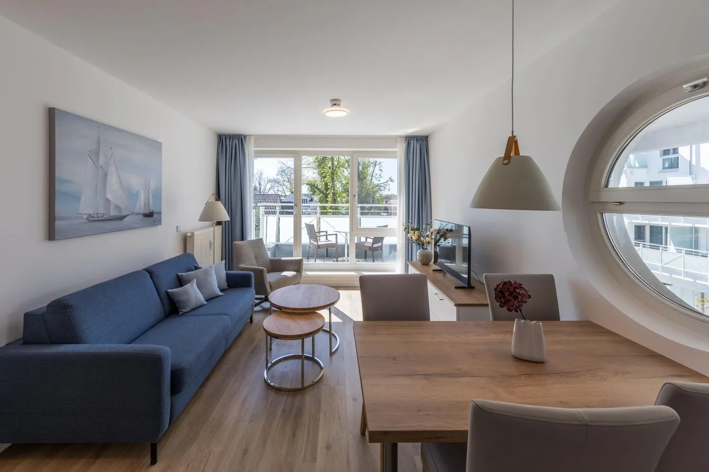 Kleine Freiheit Zingst - Ferienwohnung Kleine Freiheit offener Wohnbereich mit Zugang zum Balkon