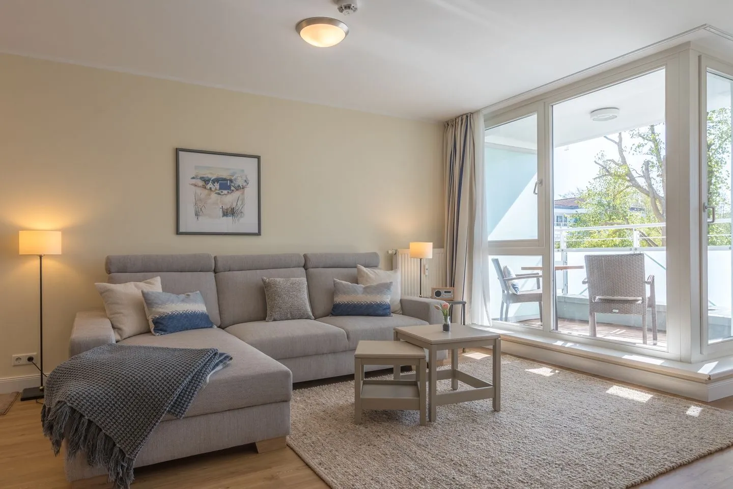 Herzmuschel Zingst - Ferienwohnung Herzmuschel Wohnzimmer mit direktem Zugang zum Balkon