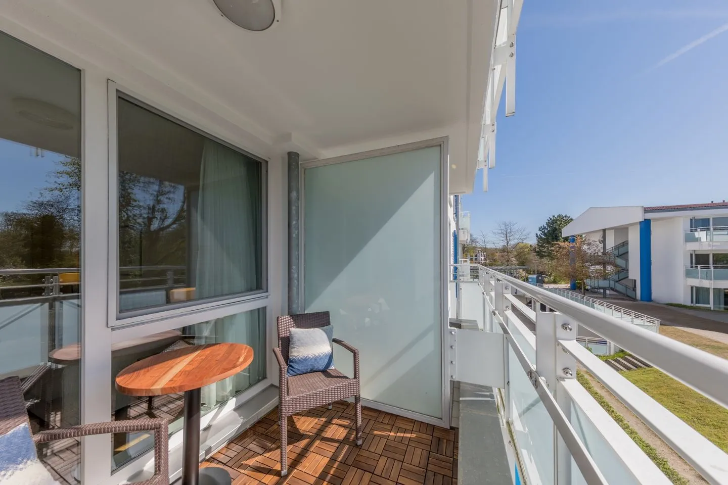 Herzmuschel Zingst - Ferienwohnung Herzmuschel Blick auf den Balkon mit Sitzmöbeln