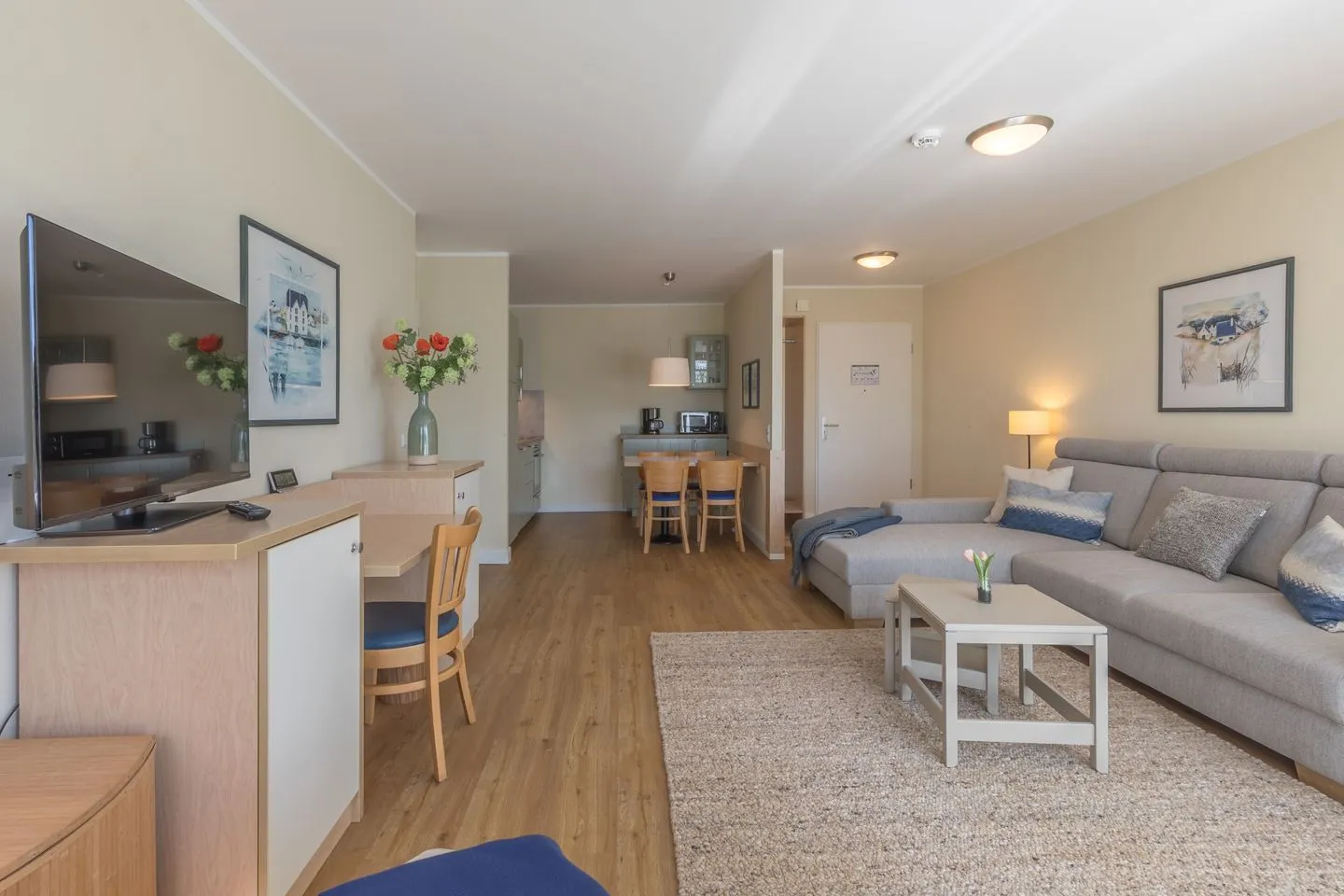 Herzmuschel Zingst - Ferienwohnung Herzmuschel Blick in den offenen Wohnbereich mit Küchenzeile