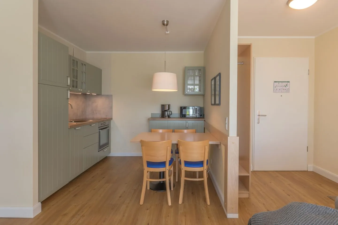 Herzmuschel Zingst - Ferienwohnung Herzmuschel Küchenzeile mit Essbereich