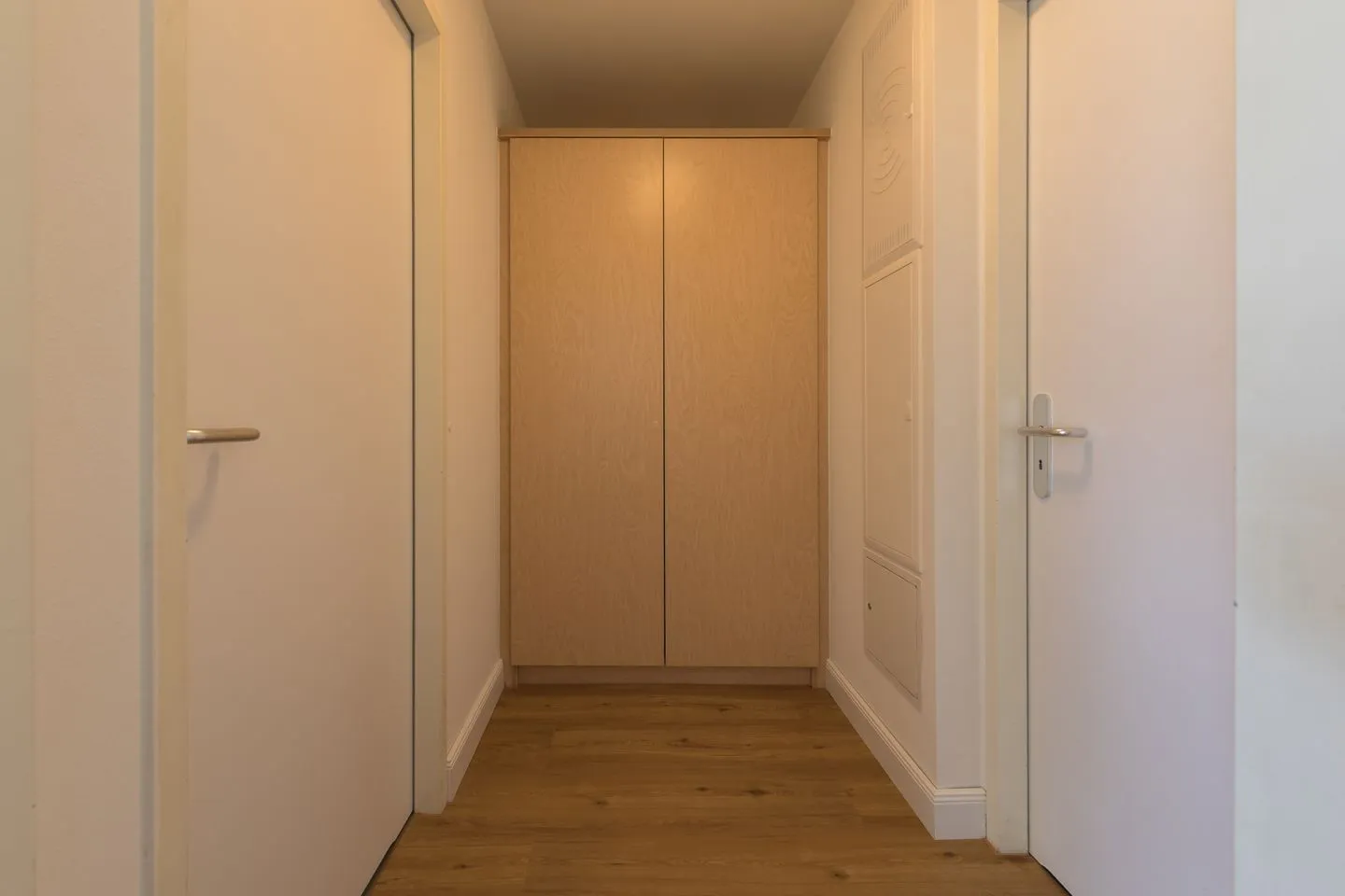 Herzmuschel Zingst - Ferienwohnung Herzmuschel Blick in den Flur mit großem Kleiderschrank