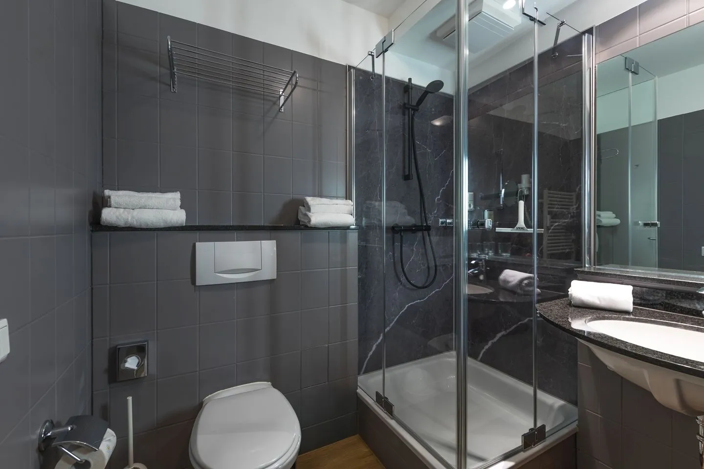 Herzmuschel Zingst - Ferienwohnung Herzmuschel Badezimmer mit moderner Glasdusche