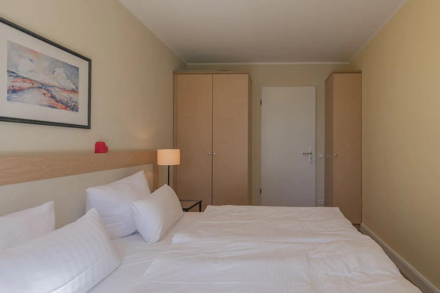 Herzmuschel Zingst - Ferienwohnung Herzmuschel Blick ins Schlafzimmer mit Doppelbett und Kleiderschränken