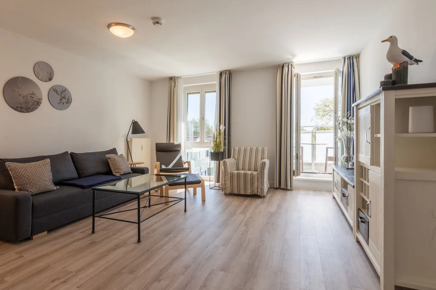 Sturmmöwe Zingst - Ferienwohnung Sturmmöwe Wohnzimmer mit Couch und Sessel