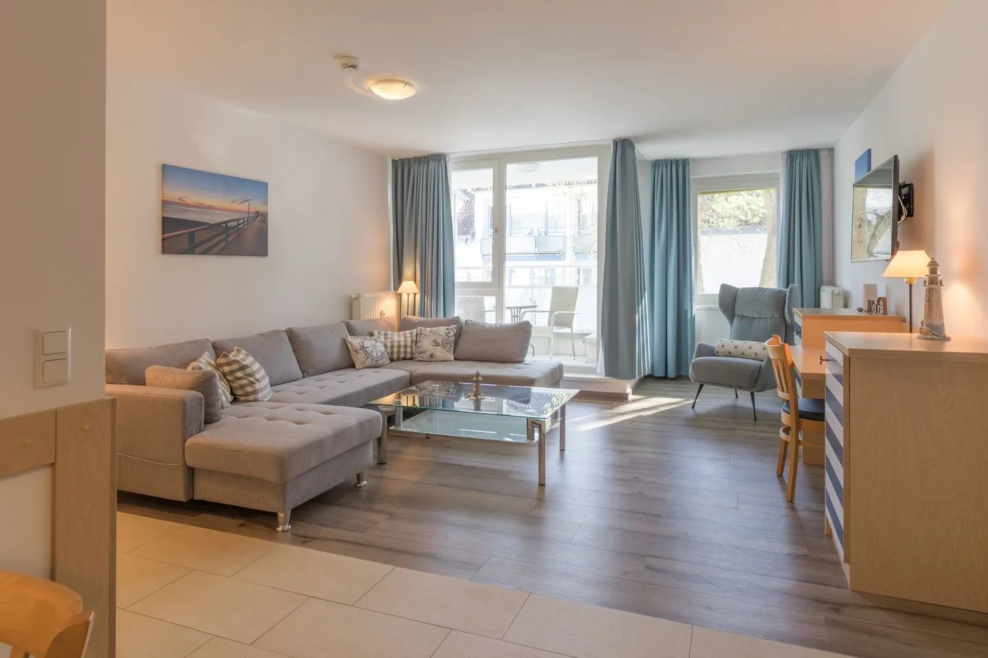 Leuchtturm Zingst - Ferienwohnung Leuchtturm Wohnzimmer mit Couch und Sessel