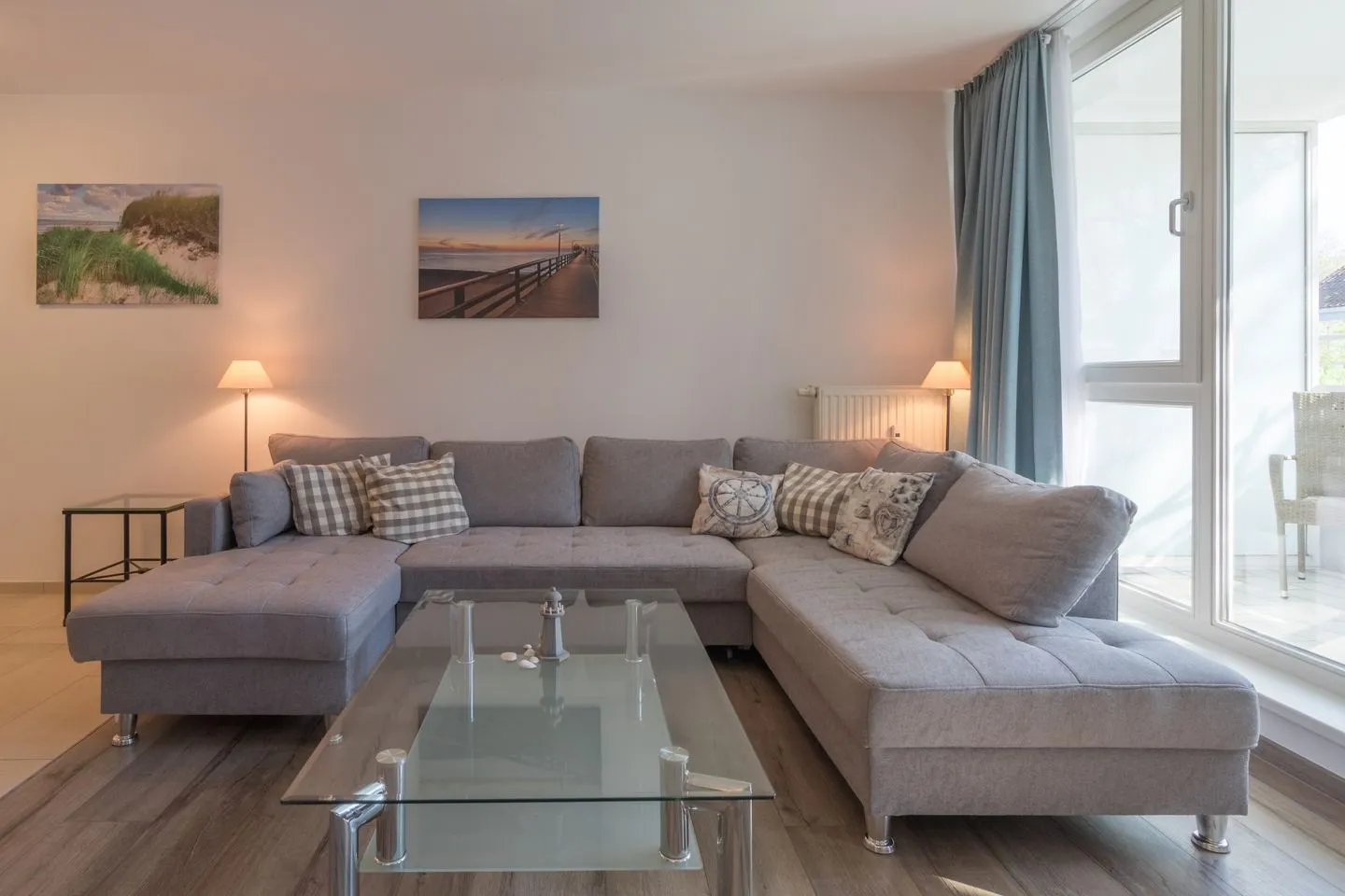 Leuchtturm Zingst - Ferienwohnung Leuchtturm Blick auf die gemütliche Couch im Wohnzimmer