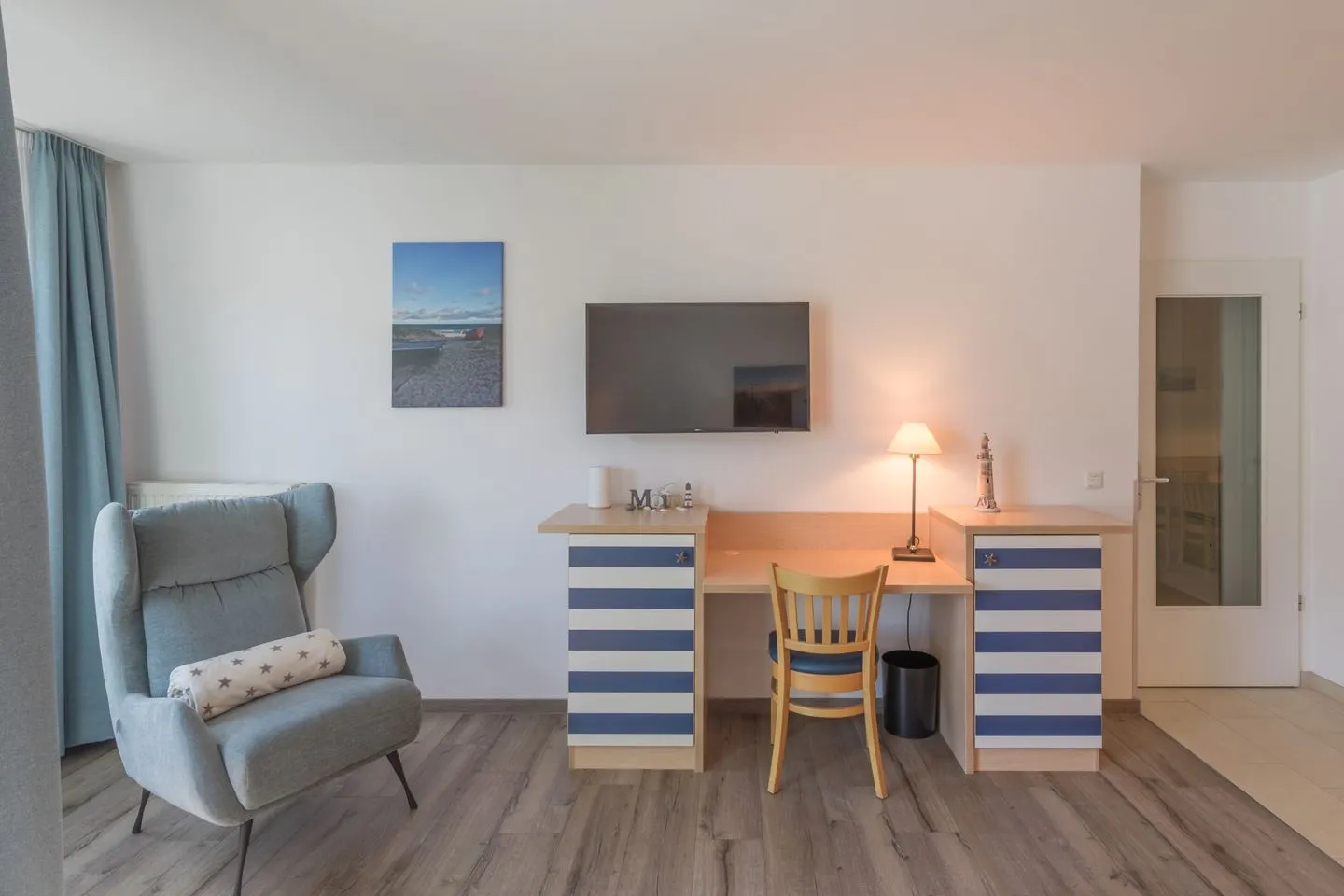 Leuchtturm Zingst - Ferienwohnung Leuchtturm Blick auf den Schreibtisch im Wohnzimmer