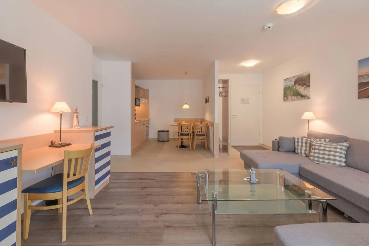 Leuchtturm Zingst - Ferienwohnung Leuchtturm offener Wohnbereich mit Küchenzeile