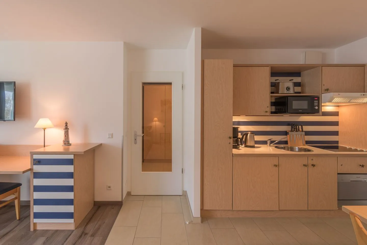 Leuchtturm Zingst - Ferienwohnung Leuchtturm Küchenzeile im offenen Wohnbereich