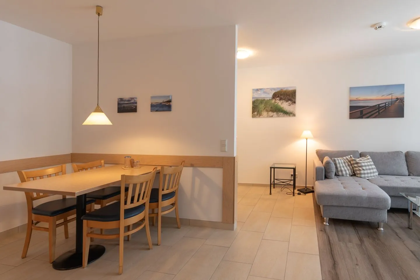 Leuchtturm Zingst - Ferienwohnung Leuchtturm Esstisch im Wohnbereich