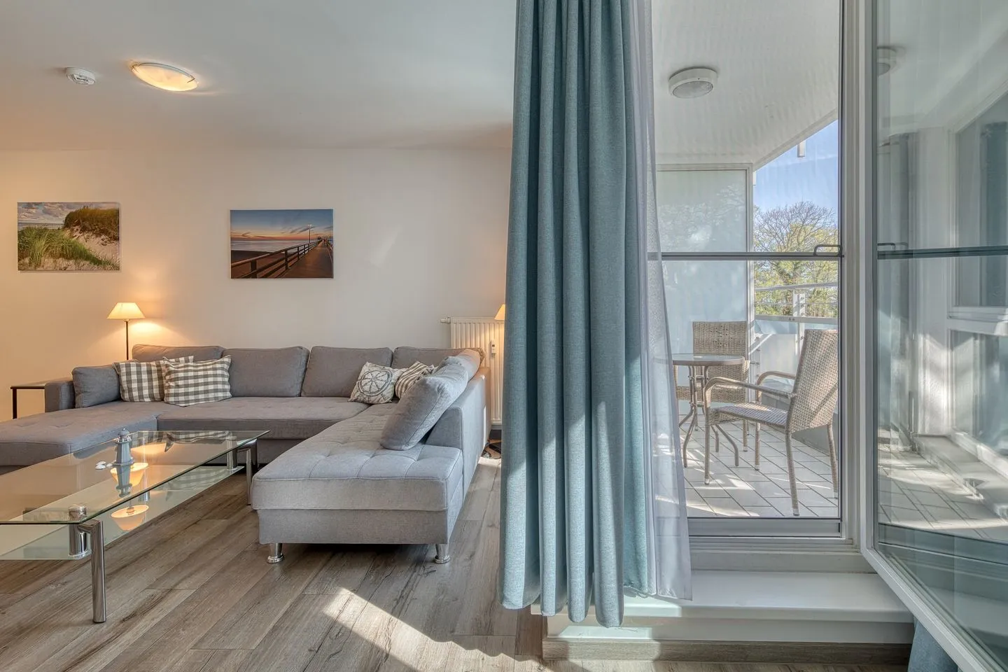 Leuchtturm Zingst - Ferienwohnung Leuchtturm Wohnbereich mit direktem Zugang zum Balkon
