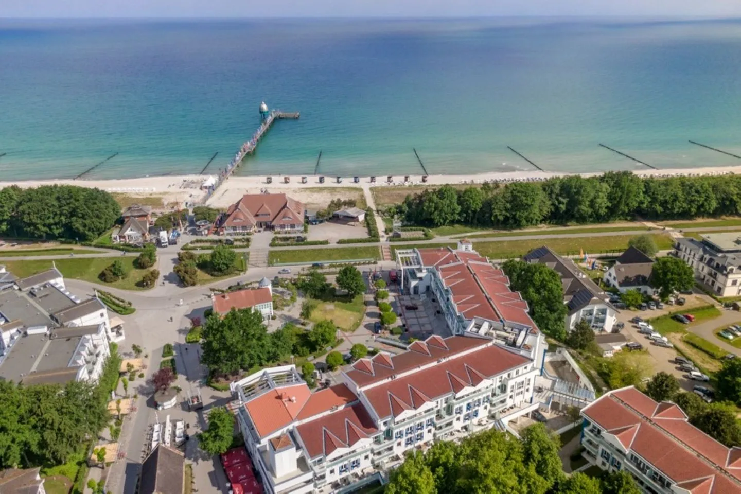 Leuchtturm Zingst - Ferienwohnung Leuchtturm Drohnenaufnahme vom Hautpgebäude und der Umgebung