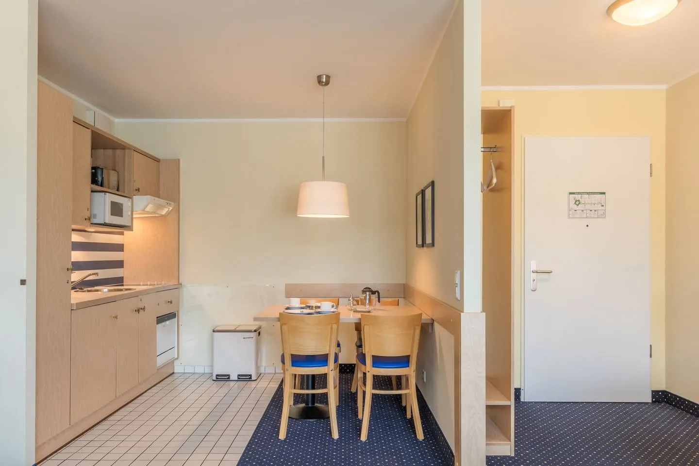 An de See Zingst - Ferienwohnung An de See Küchenzeile mit Esstisch