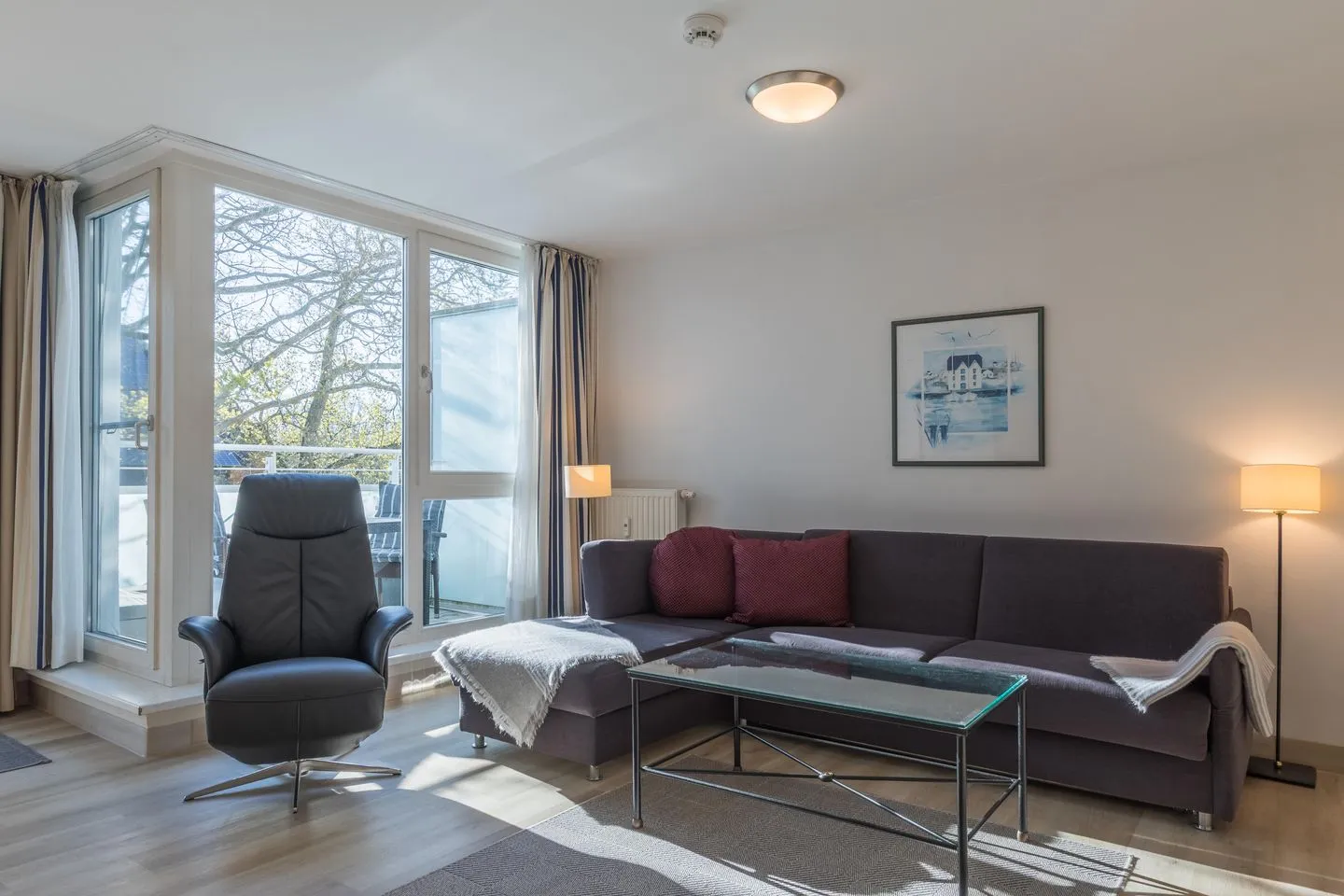 Ostseeanker Zingst - Ferienwohnung Ostseeanker in Zingst Blick auf die Couch im Wohnzimmer