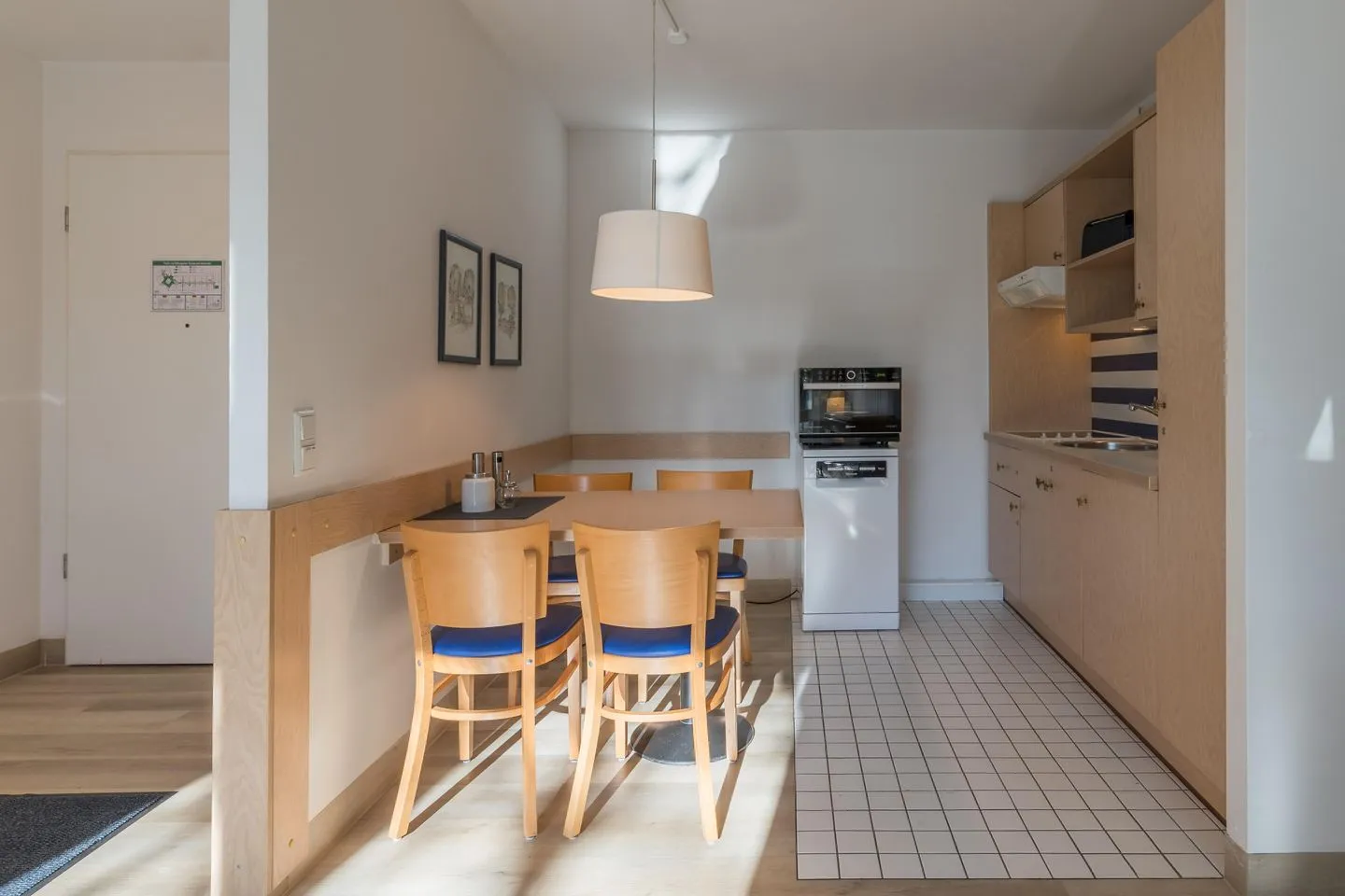 Ostseeanker Zingst - Ferienwohnung Ostseeanker in Zingst Küchenzeile mit Essbereich