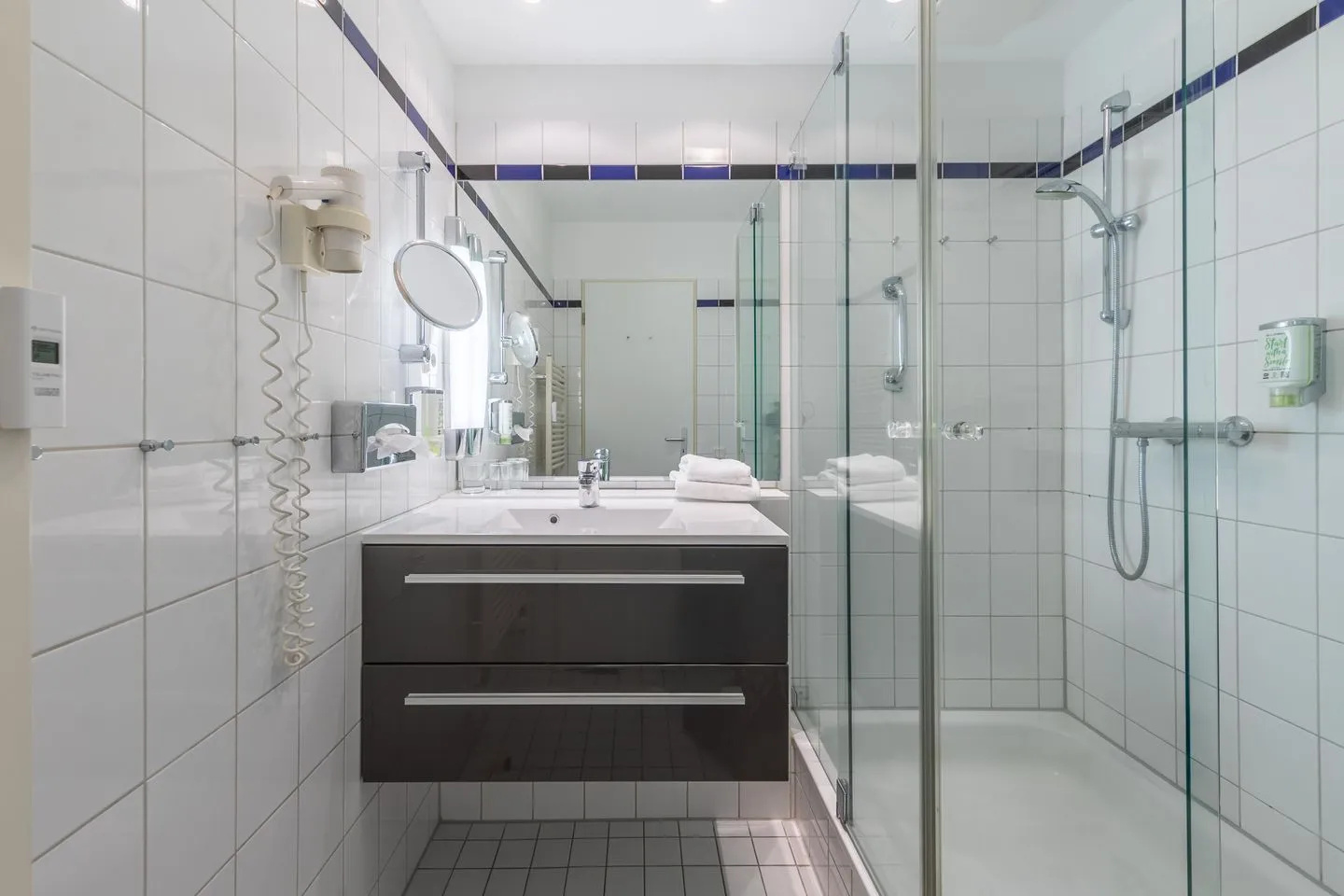 Ostseeanker Zingst - Ferienwohnung Ostseeanker in Zingst Badezimmer mit moderner Glasdusche