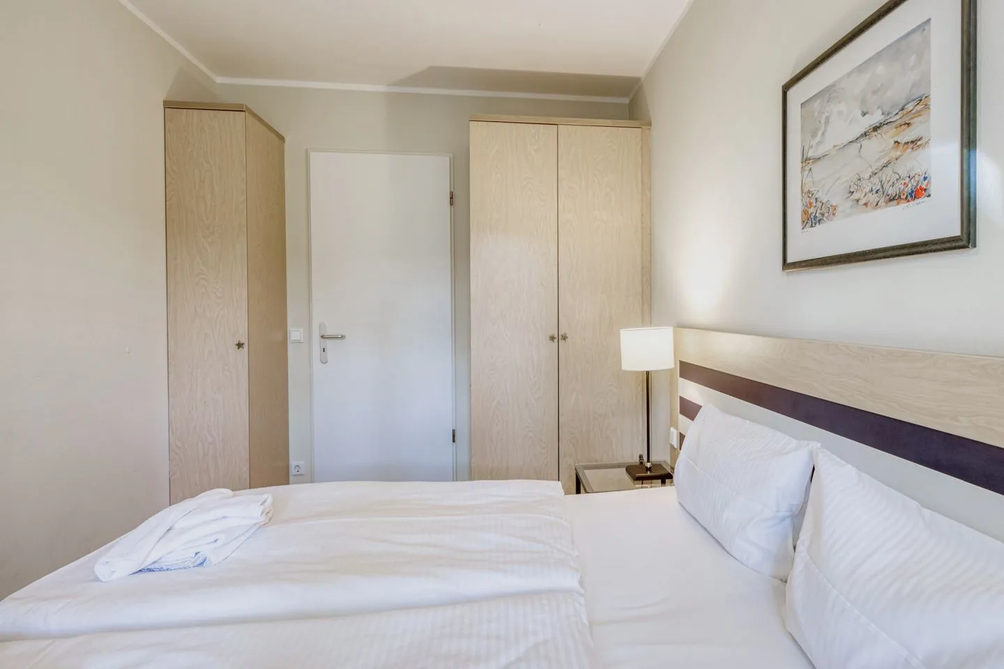 Ostseeanker Zingst - Ferienwohnung Ostseeanker in Zingst Schlafzimmer mit Doppelbett und Kleiderschränken