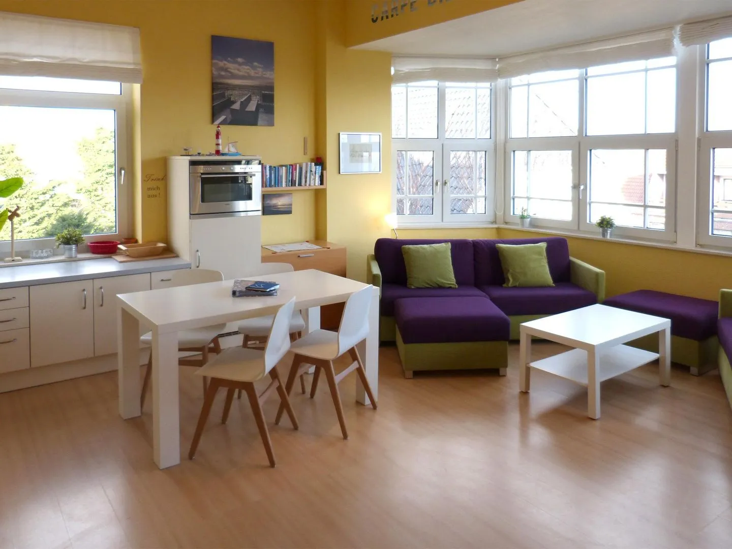 Haus *Therese* Ferienwohnung *Therese 8* Wittdün auf Amrum - Wohnzimmer mit offener Küche in der Ferienwohnung Therese 8 in Wittdün auf Amrum