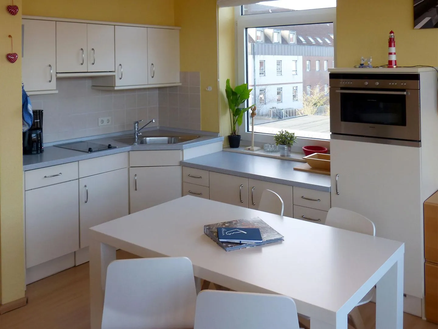 Haus *Therese* Ferienwohnung *Therese 8* Wittdün auf Amrum - Wohnzimmer mit offener Küche in der Ferienwohnung Therese 8 in Wittdün auf Amrum