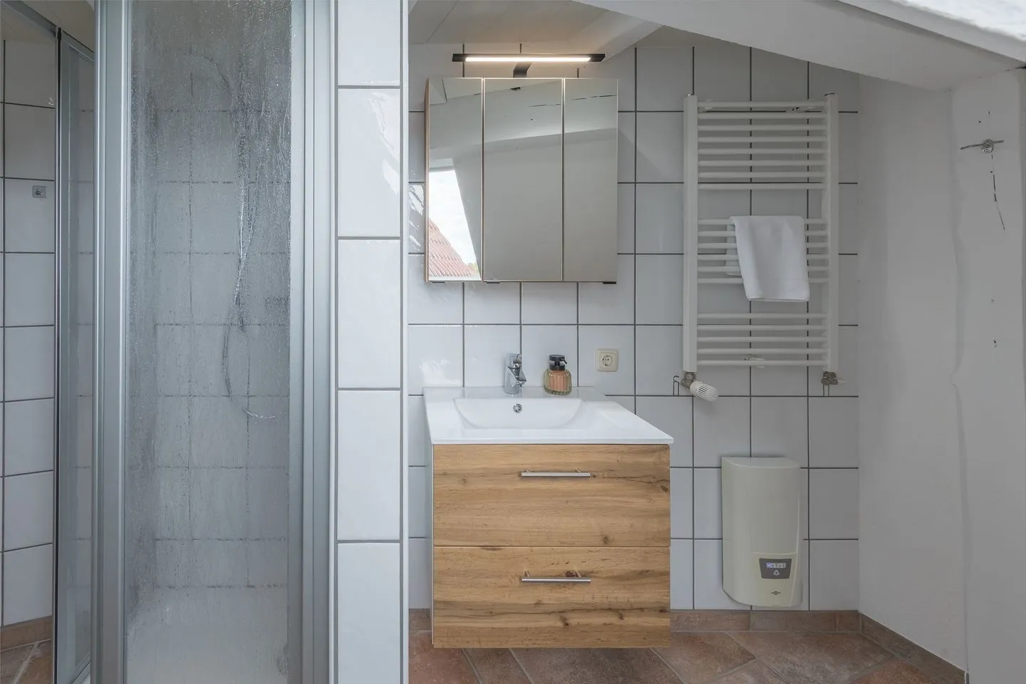 WiesenQuartier Penkow - Ferienhaus Wiesenquartier Penkow Badezimmer im Obergeschoss mit Waschtisch