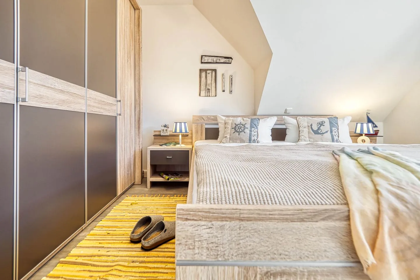 Kavelweg 9 Kavelweg 9 Whg 3 - Kavelkoje Ostseeheilbad Zingst - Schlafzimmer mit Doppelbett und Nachttischen