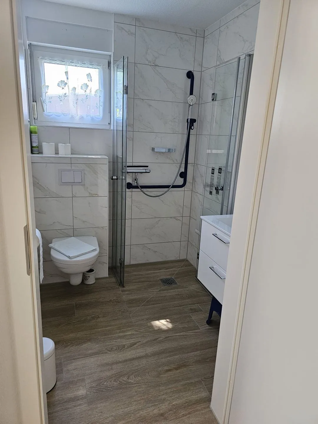 Residenz am Strand Wohnung 4-56 Ostseeheilbad Zingst - Badezimmer mit ebenerdiger Dusche