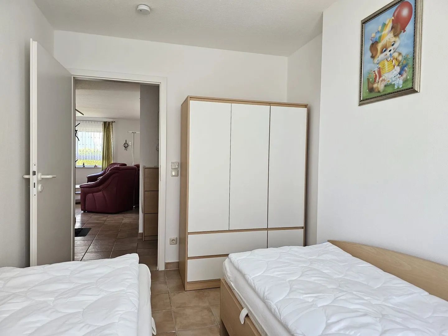 Residenz am Strand Wohnung 4-56 Ostseeheilbad Zingst - Schlafzimmer mit Einzelbetten und Kleiderschrank
