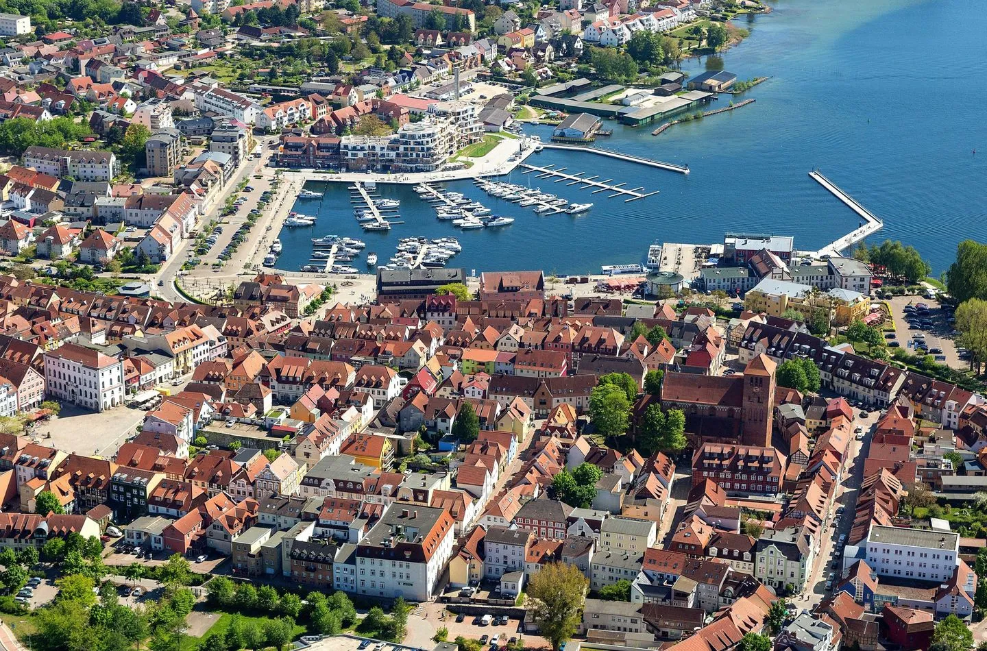 Hafendomicil Kleines Meer Waren (Müritz) - Ferienwohnung Hafendomicil Kleines Meer Drohnenaufnahmen von Waren (Müritz)