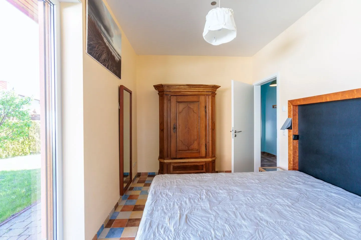 Wuschels Hütt Ostseeheilbad Zingst - 1. Schlafzimmer mit Doppelbett und Kleiderschrank