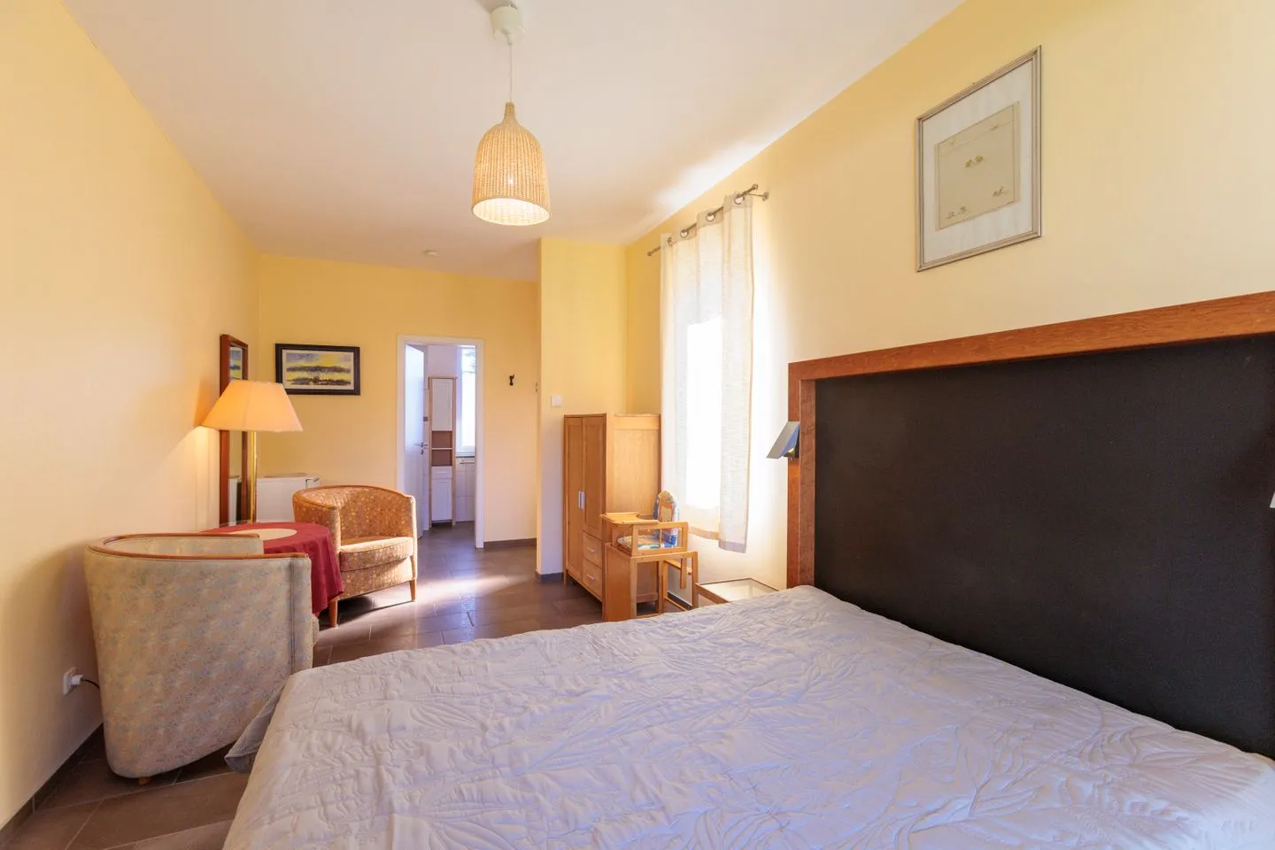 Wuschels Hütt Ostseeheilbad Zingst - Wohn-/Schlafbereich mit Doppelbett und Sitzecke