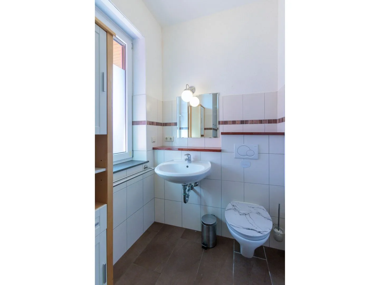 Wuschels Hütt Ostseeheilbad Zingst - Badezimmer mit Dusche, WC und Waschbecken