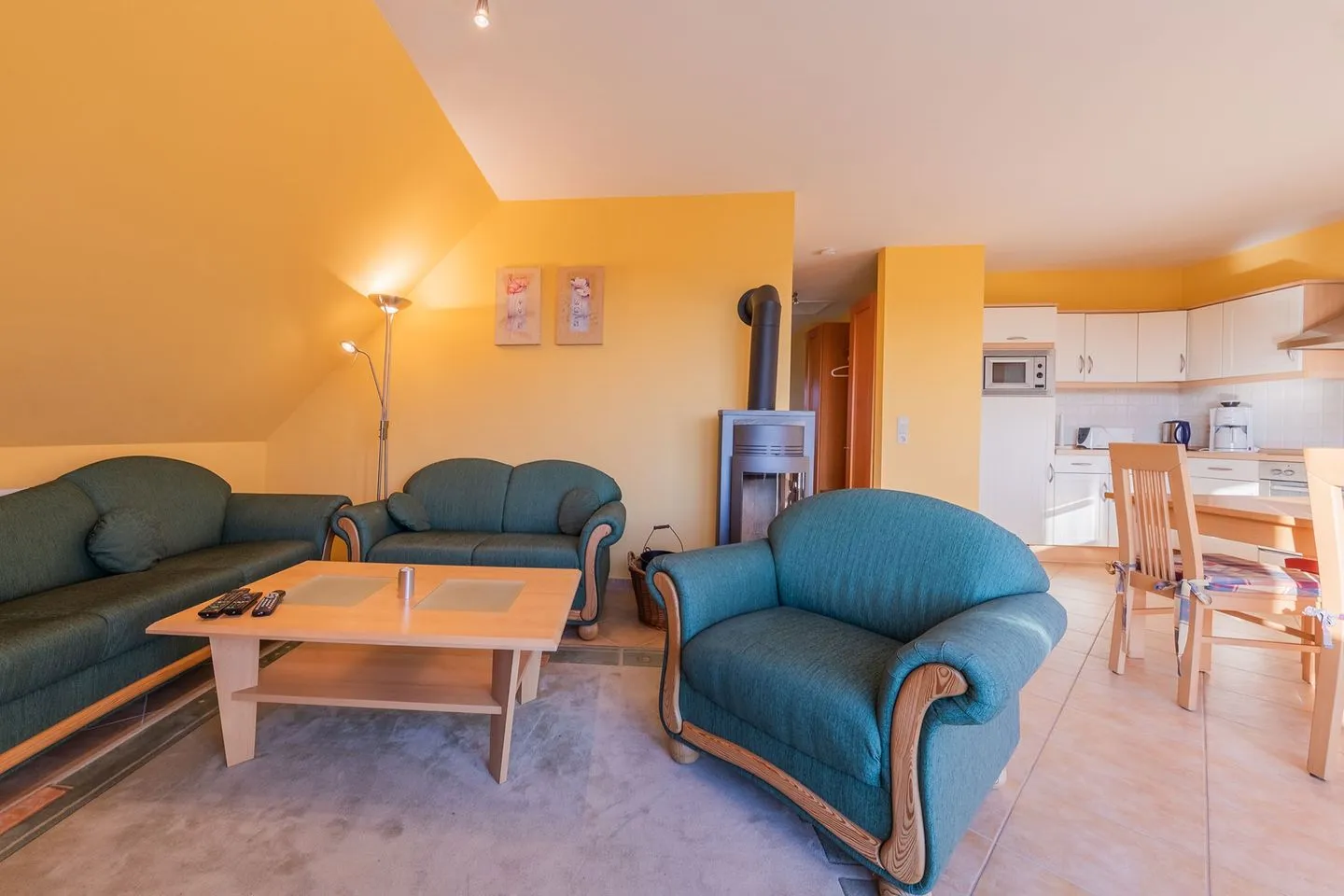 Storchenhorst Fleesensee - Göhren Lebbin - Ferienwohnung Storchenhorst Wohnbereih mit offener Küche