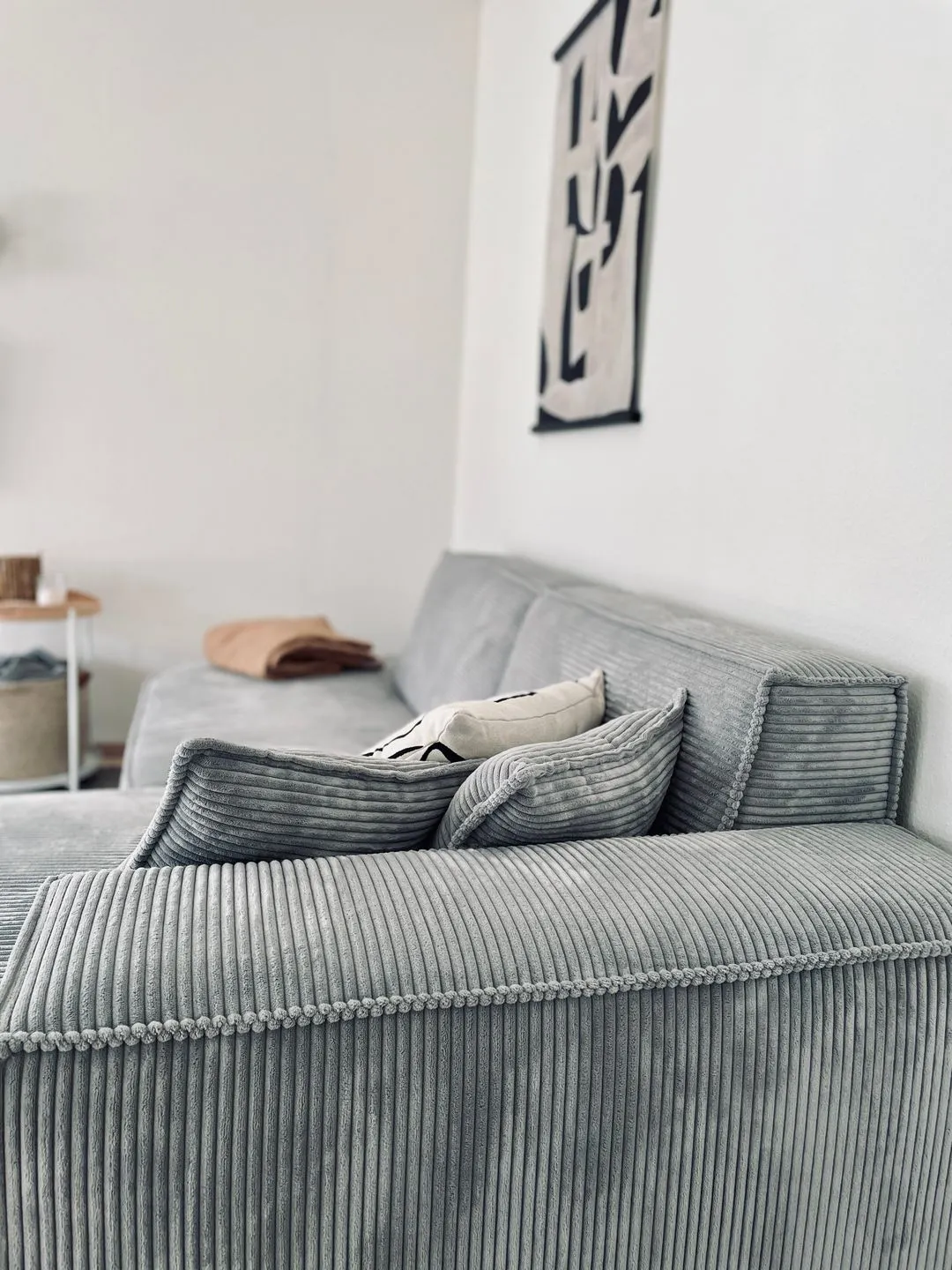 VITA Sonnholm Flensburger Förde - Wohnbereich mit Sofa, TV, Ofen und Zugang zum Wintergarten