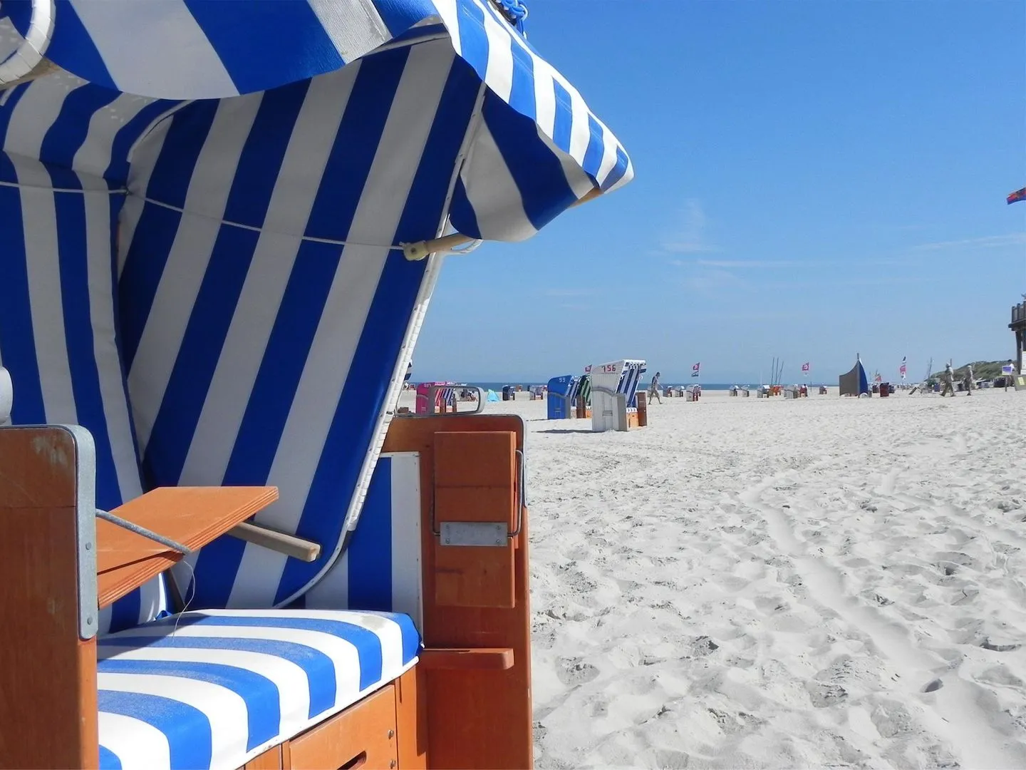 Haus *Therese* Ferienwohnung *Therese 8* Wittdün auf Amrum - Strandkorb am Badestrand auf Amrum